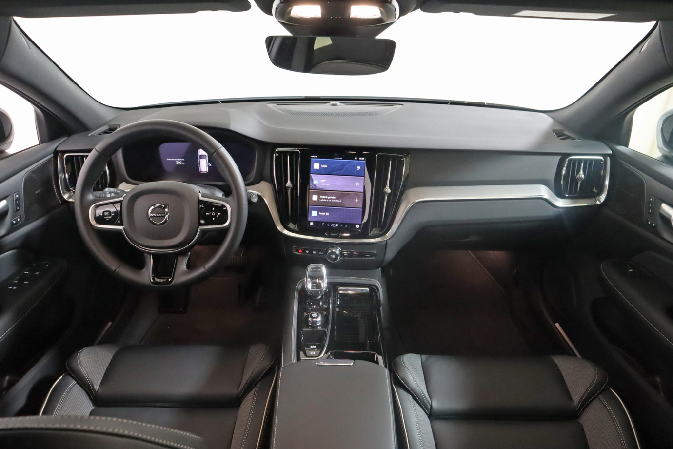 Esittelykuva VOLVO V60 lataushybridiautosta.