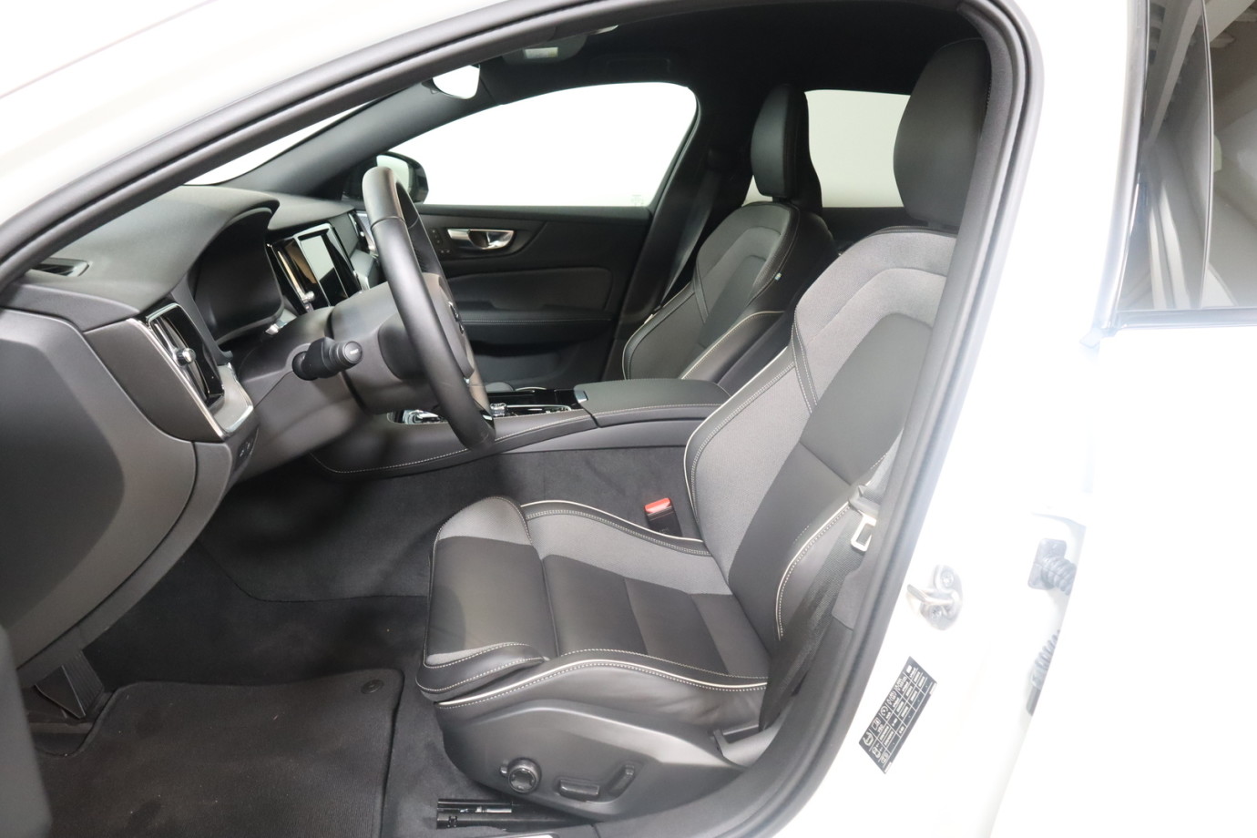 Esittelykuva VOLVO V60 lataushybridiautosta.