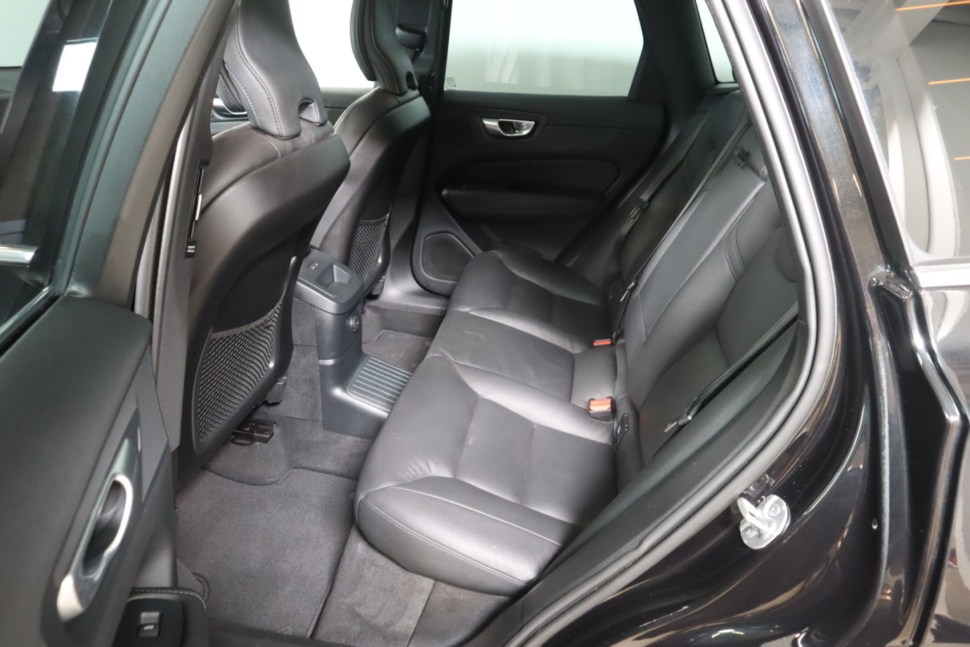 Esittelykuva VOLVO XC60 lataushybridiautosta.