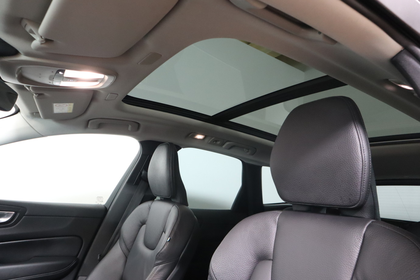 Esittelykuva VOLVO XC60 lataushybridiautosta.