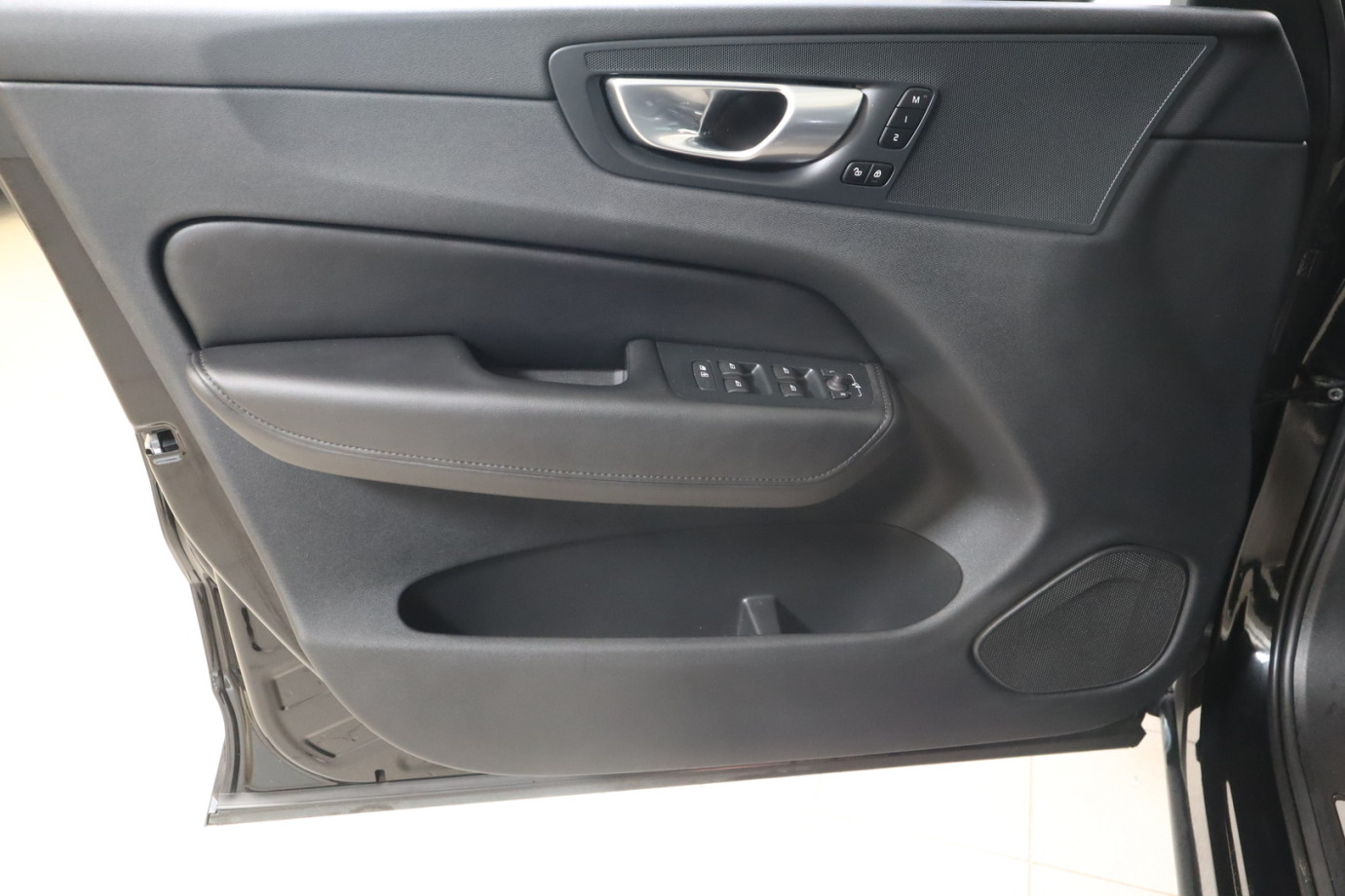 Esittelykuva VOLVO XC60 lataushybridiautosta.