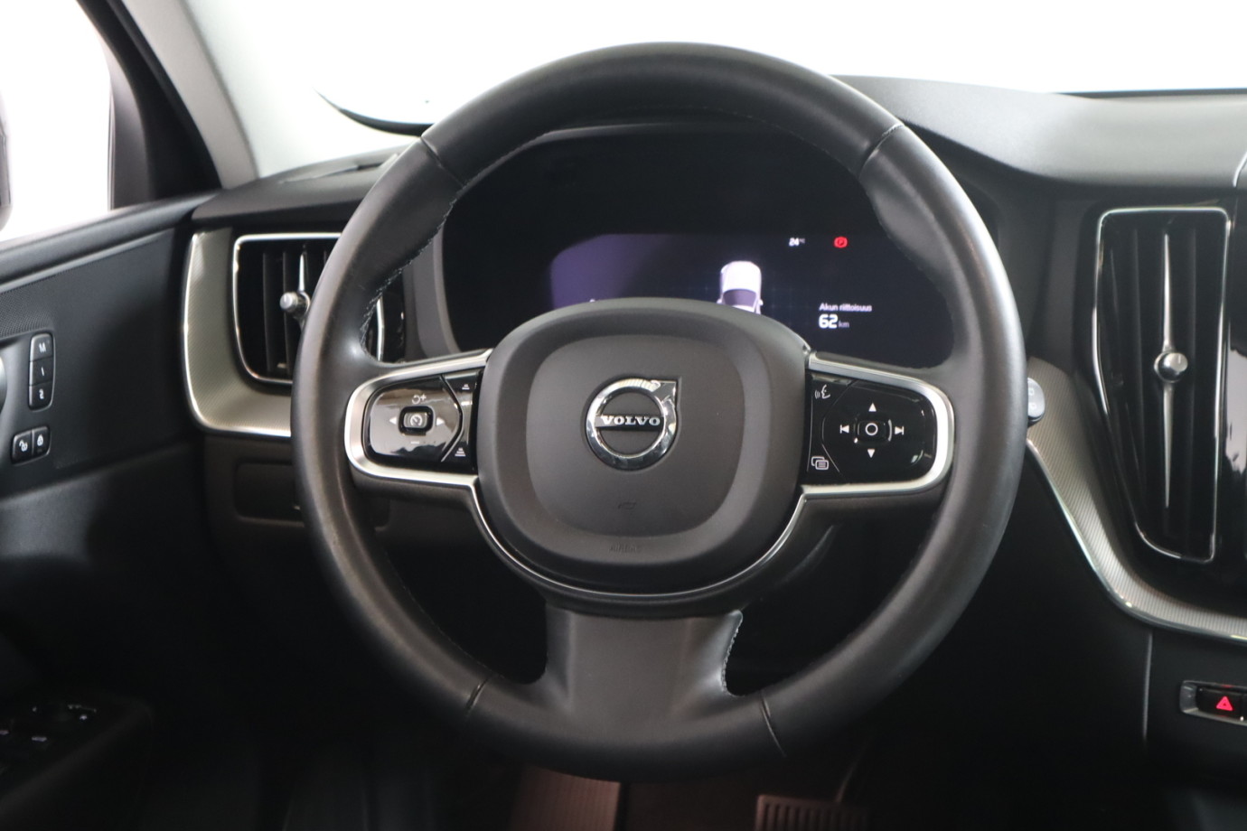 Esittelykuva VOLVO XC60 lataushybridiautosta.