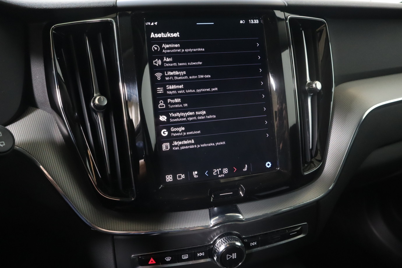 Esittelykuva VOLVO XC60 lataushybridiautosta.