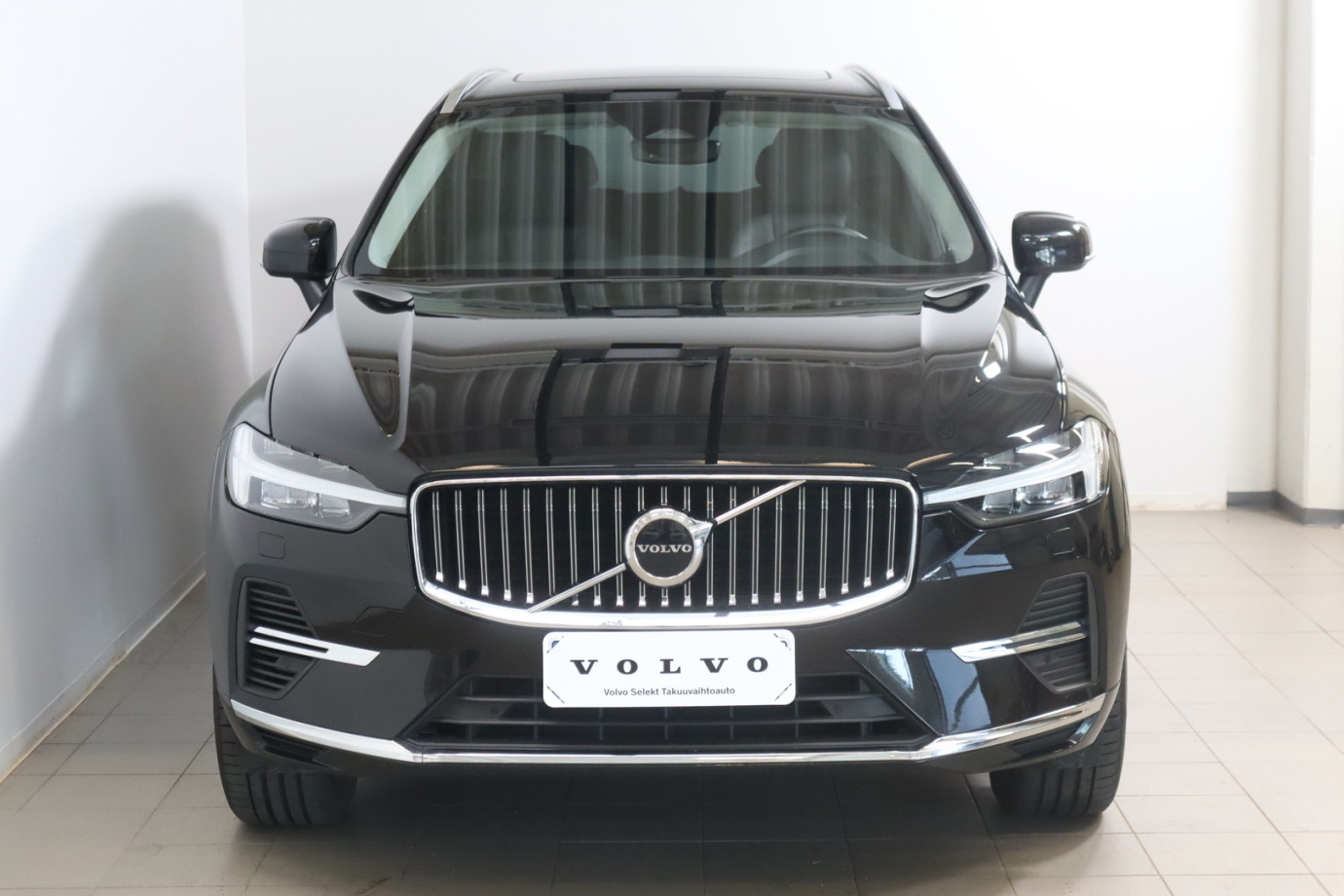 Esittelykuva VOLVO XC60 lataushybridiautosta.
