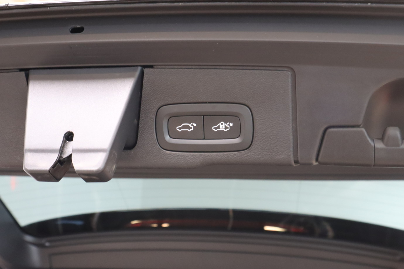 Esittelykuva VOLVO XC60 lataushybridiautosta.