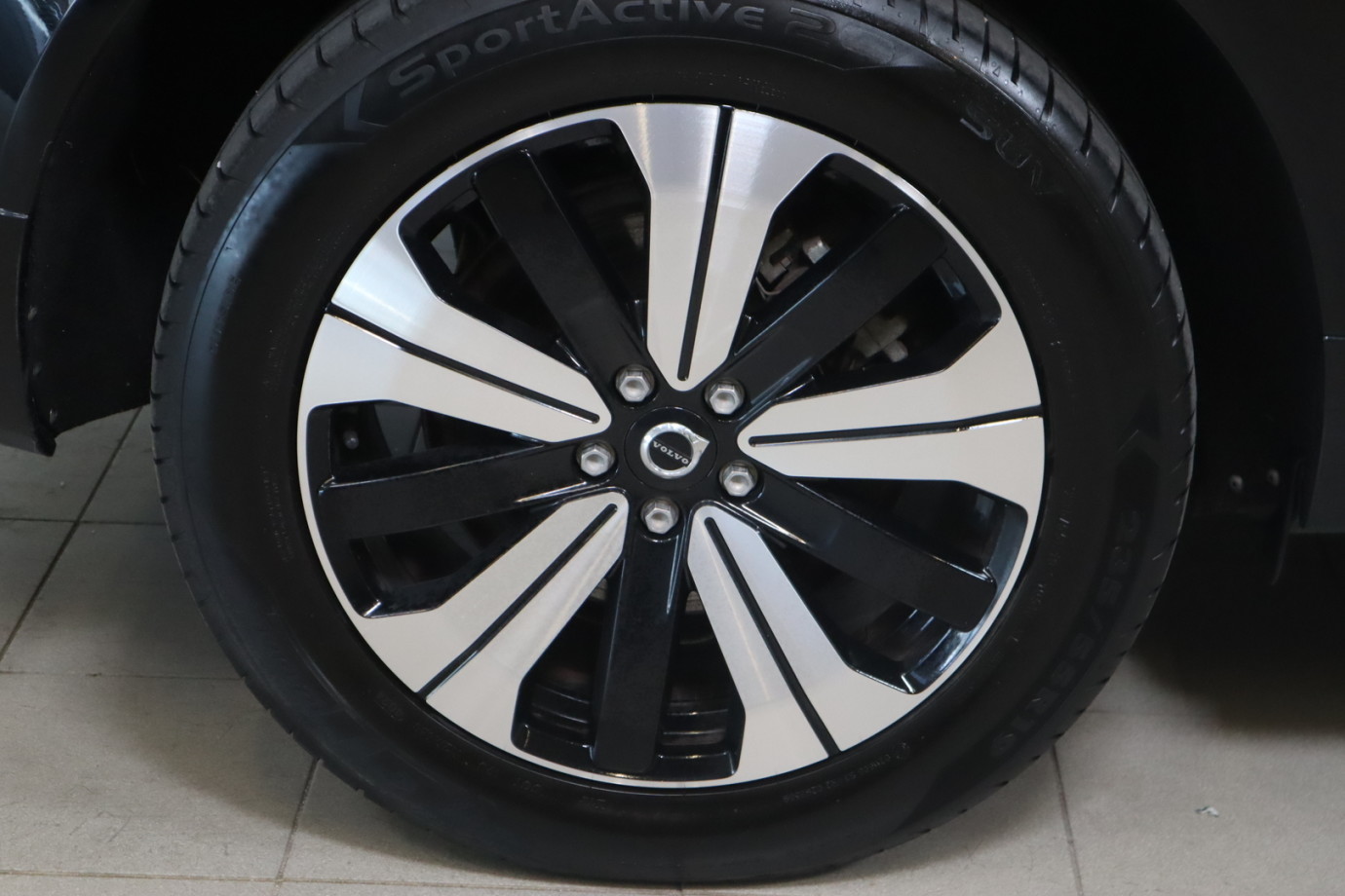 Esittelykuva VOLVO XC60 lataushybridiautosta.