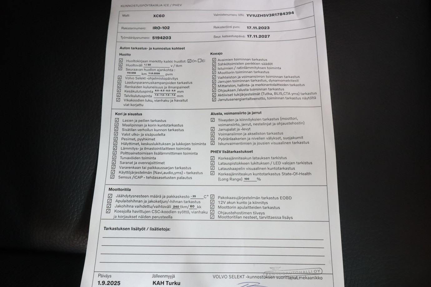 Esittelykuva VOLVO XC60 lataushybridiautosta.