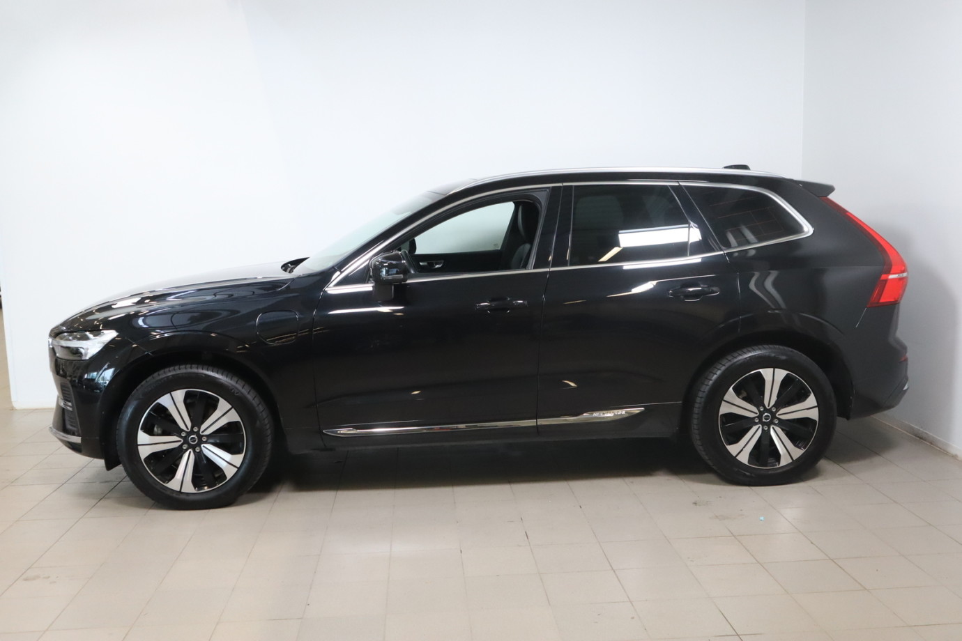 Esittelykuva VOLVO XC60 lataushybridiautosta.