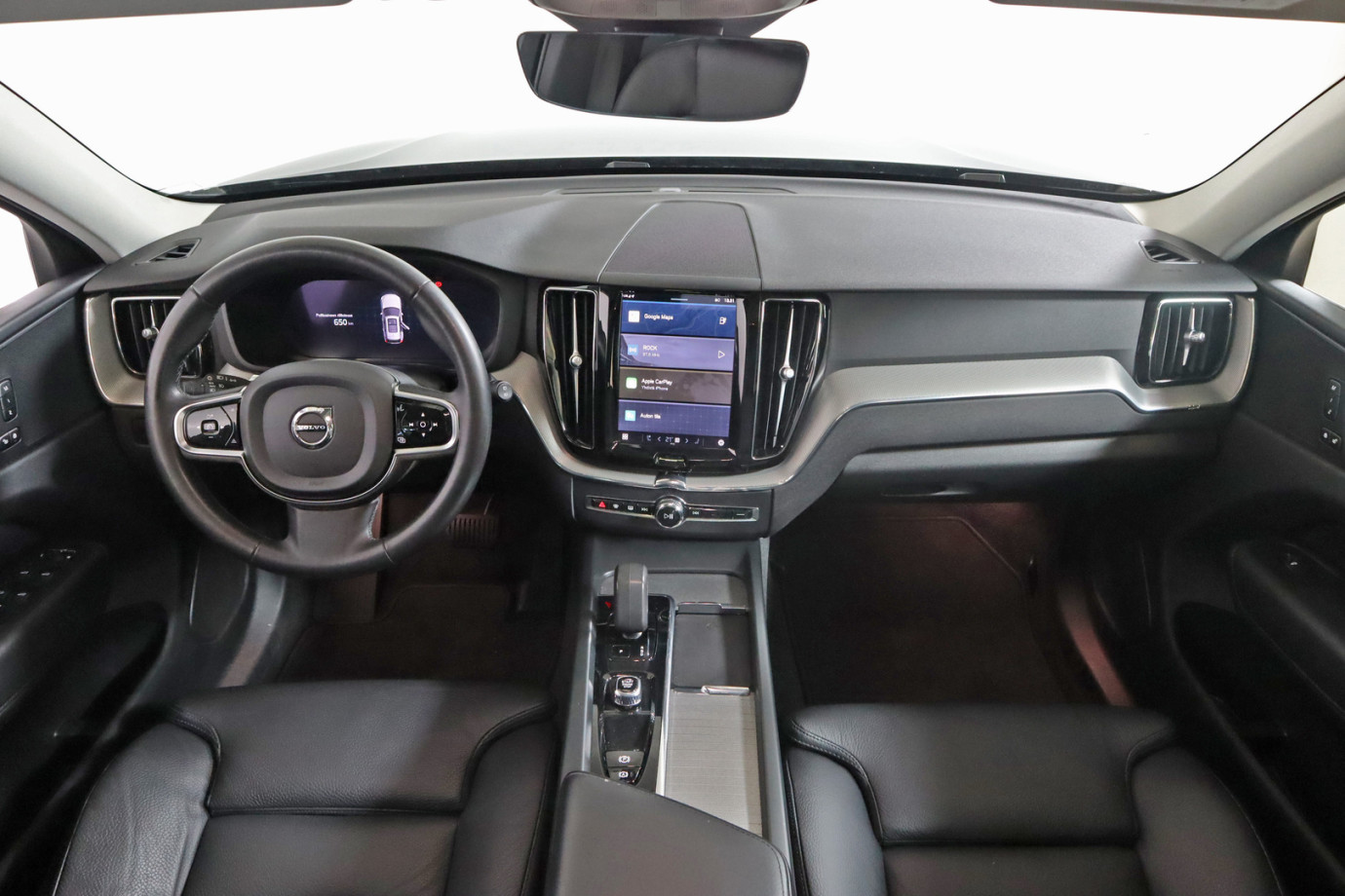Esittelykuva VOLVO XC60 lataushybridiautosta.