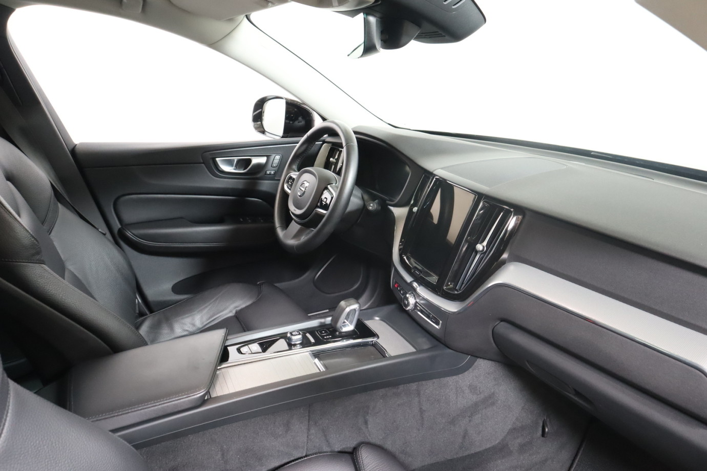 Esittelykuva VOLVO XC60 lataushybridiautosta.