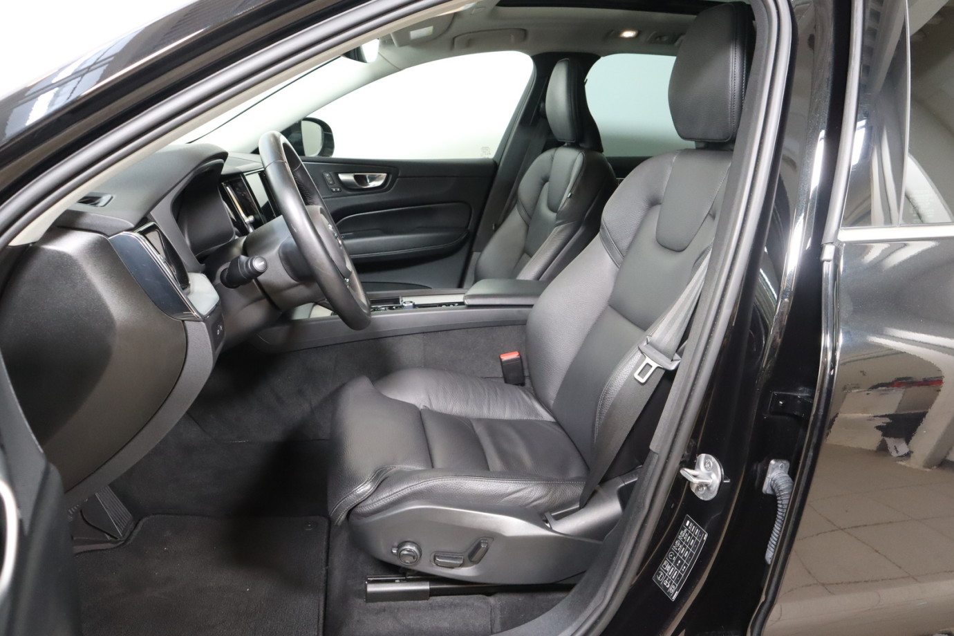 Esittelykuva VOLVO XC60 lataushybridiautosta.