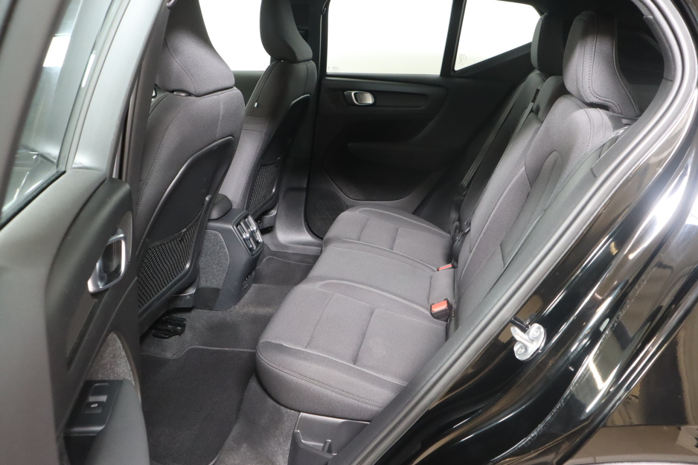 Esittelykuva VOLVO XC40 täyssähköautosta.