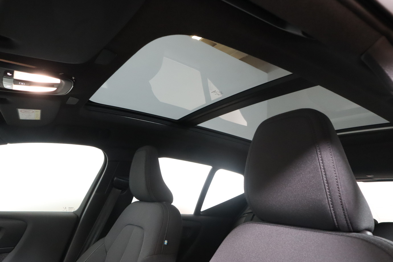 Esittelykuva VOLVO XC40 täyssähköautosta.