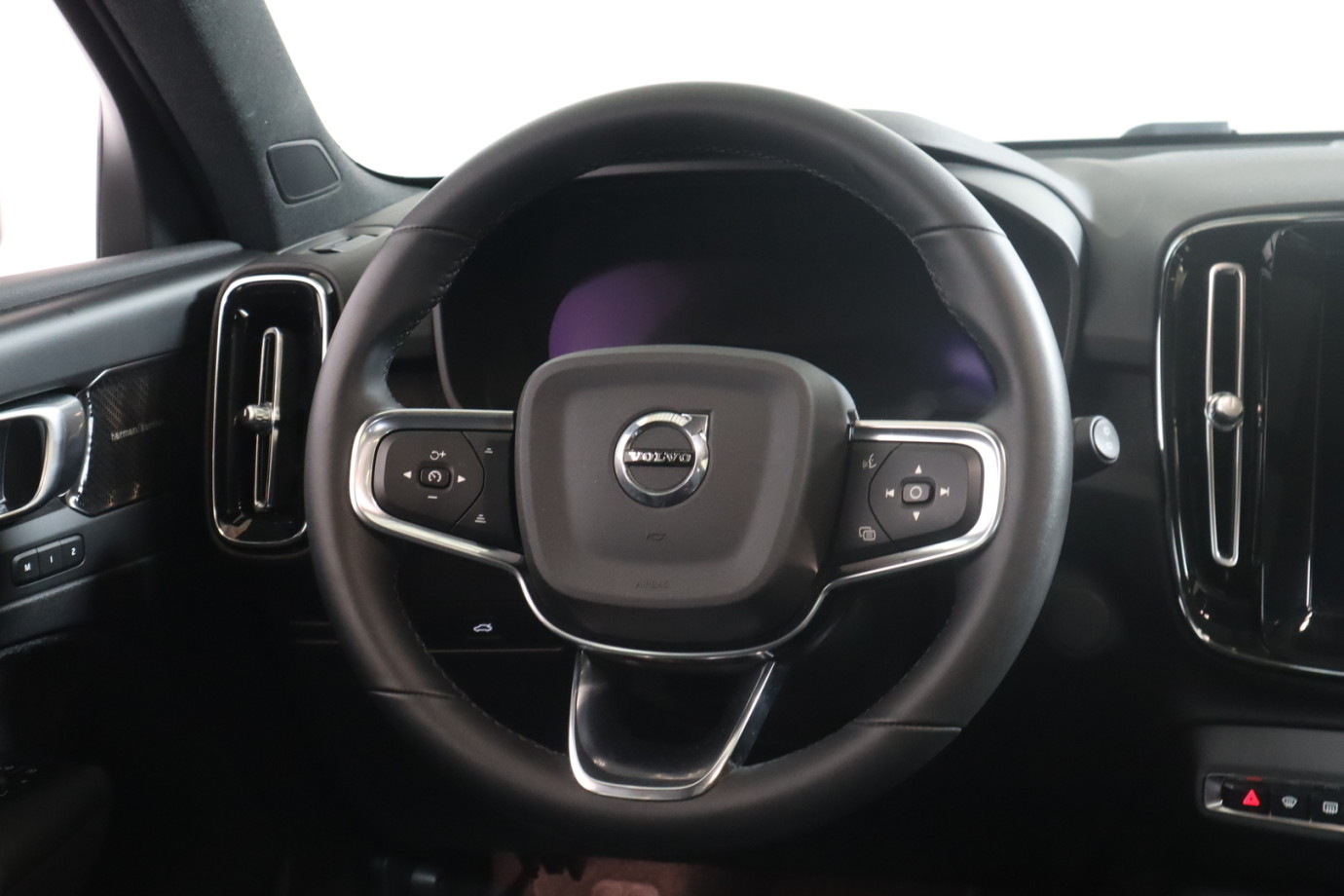 Esittelykuva VOLVO XC40 täyssähköautosta.