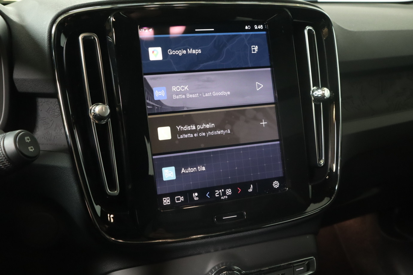 Esittelykuva VOLVO XC40 täyssähköautosta.