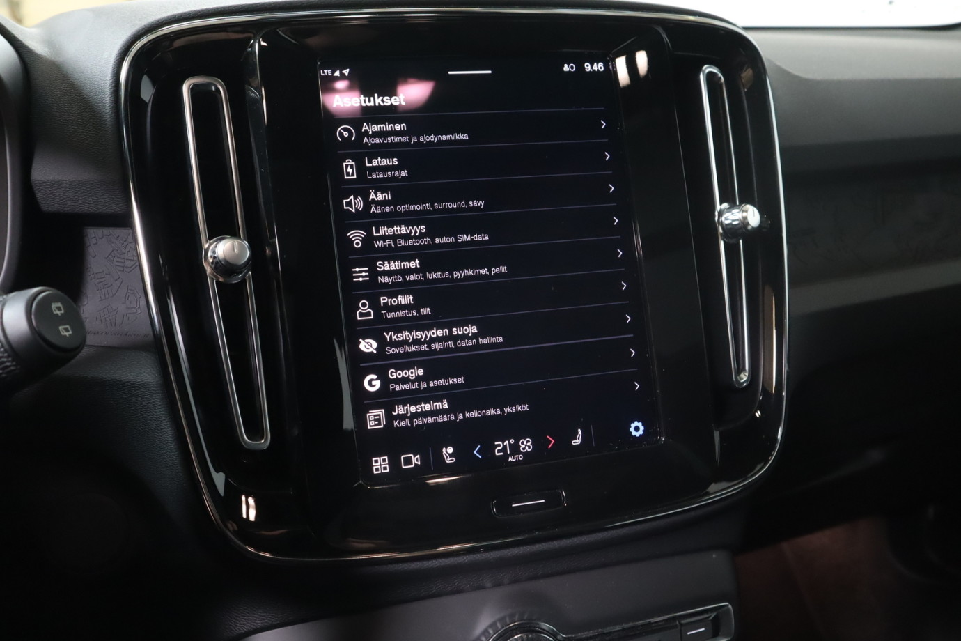 Esittelykuva VOLVO XC40 täyssähköautosta.