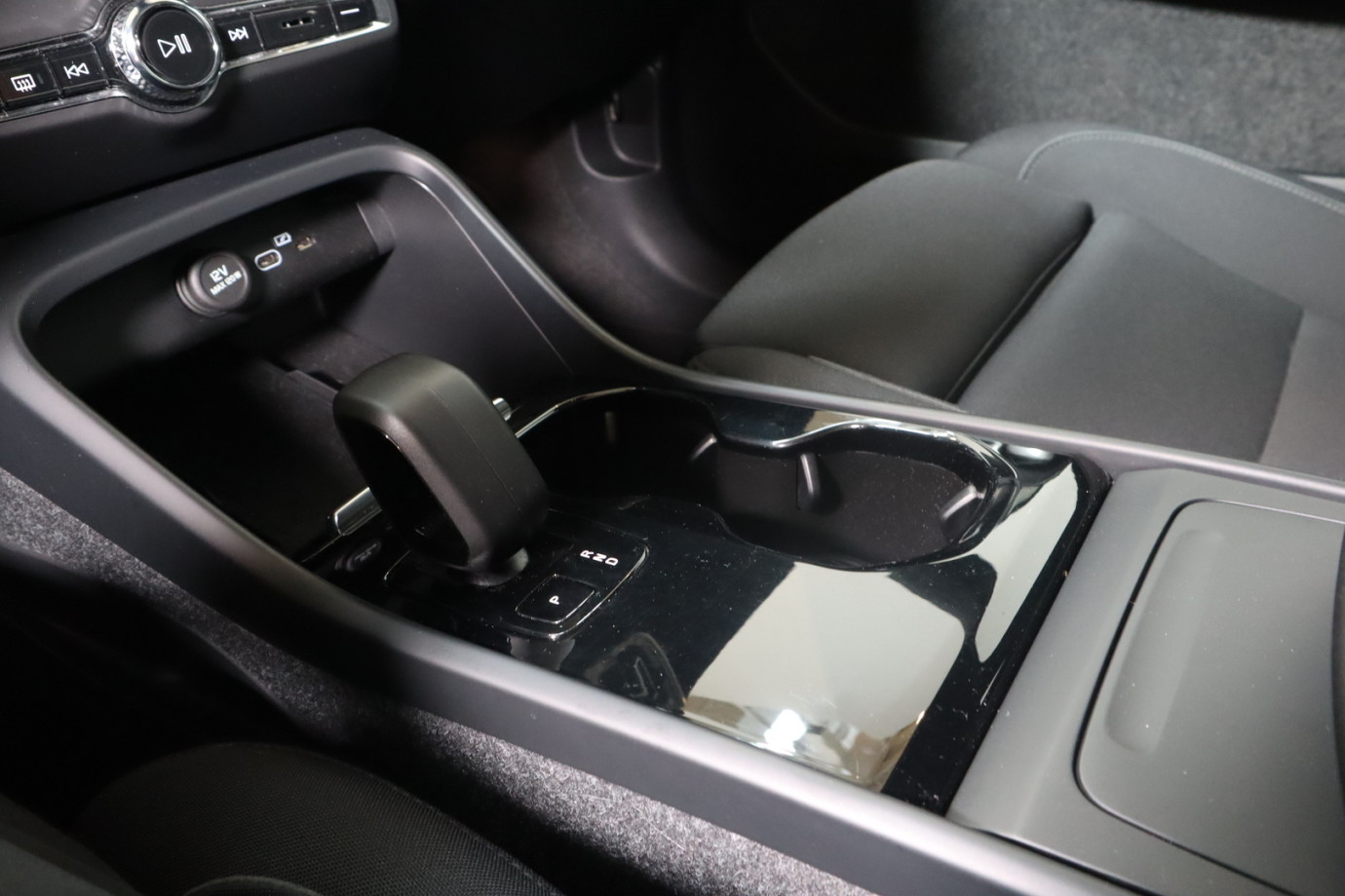 Esittelykuva VOLVO XC40 täyssähköautosta.