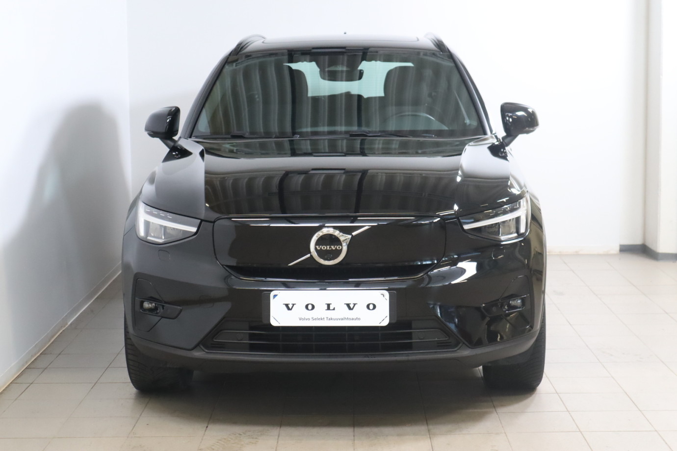 Esittelykuva VOLVO XC40 täyssähköautosta.