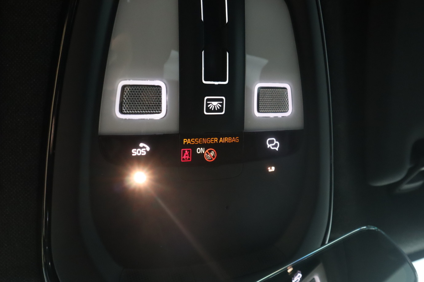 Esittelykuva VOLVO XC40 täyssähköautosta.