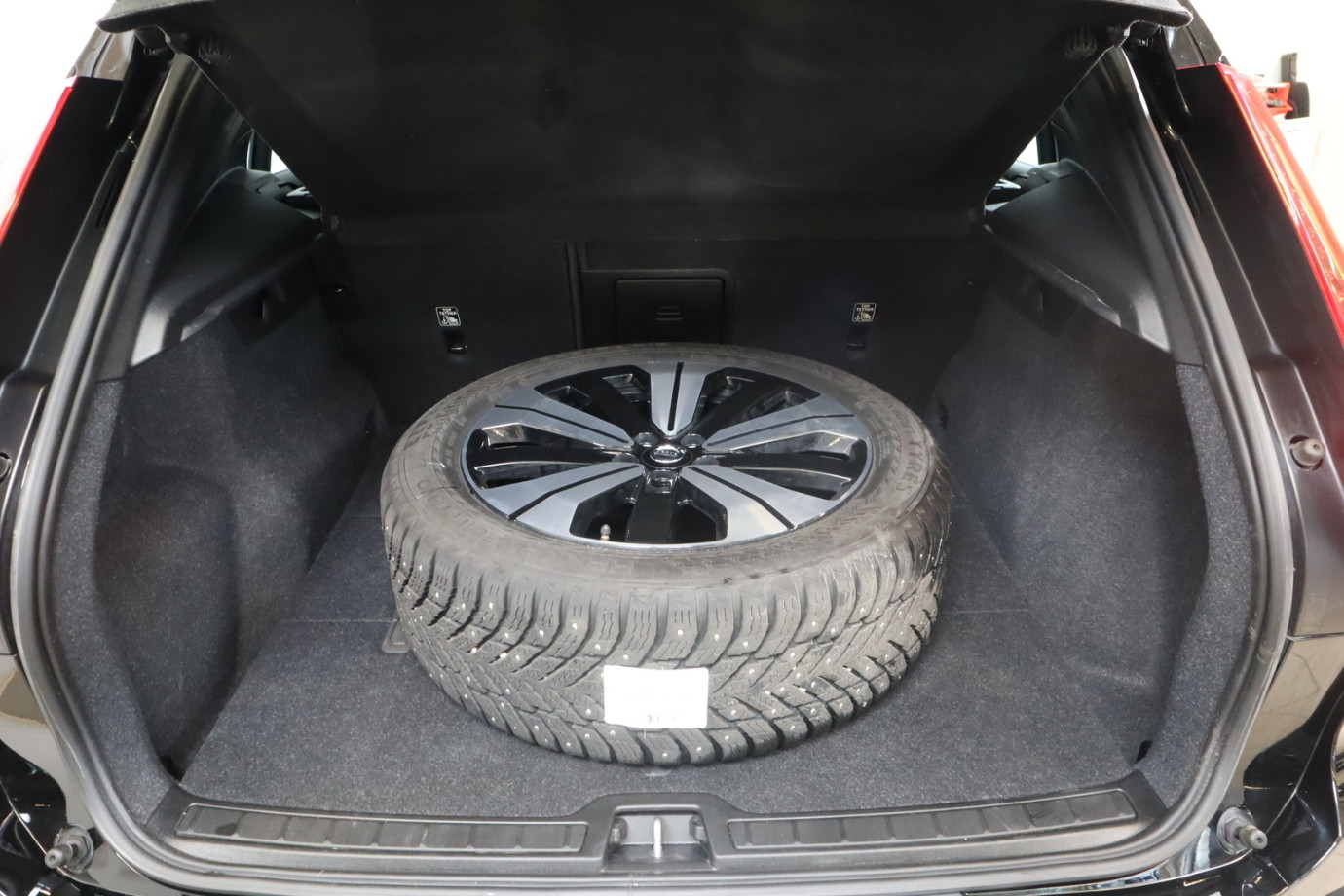 Esittelykuva VOLVO XC40 täyssähköautosta.