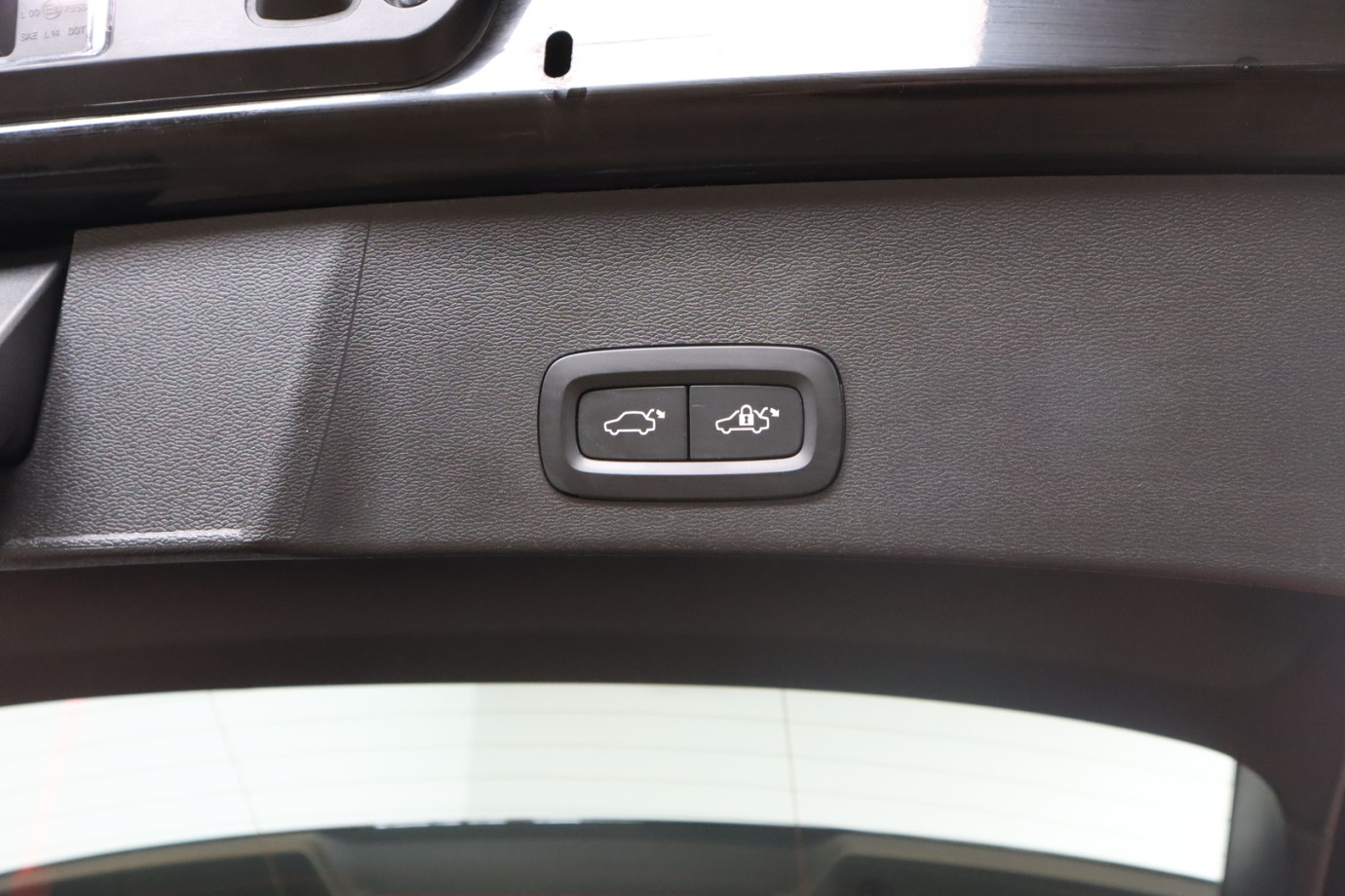 Esittelykuva VOLVO XC40 täyssähköautosta.