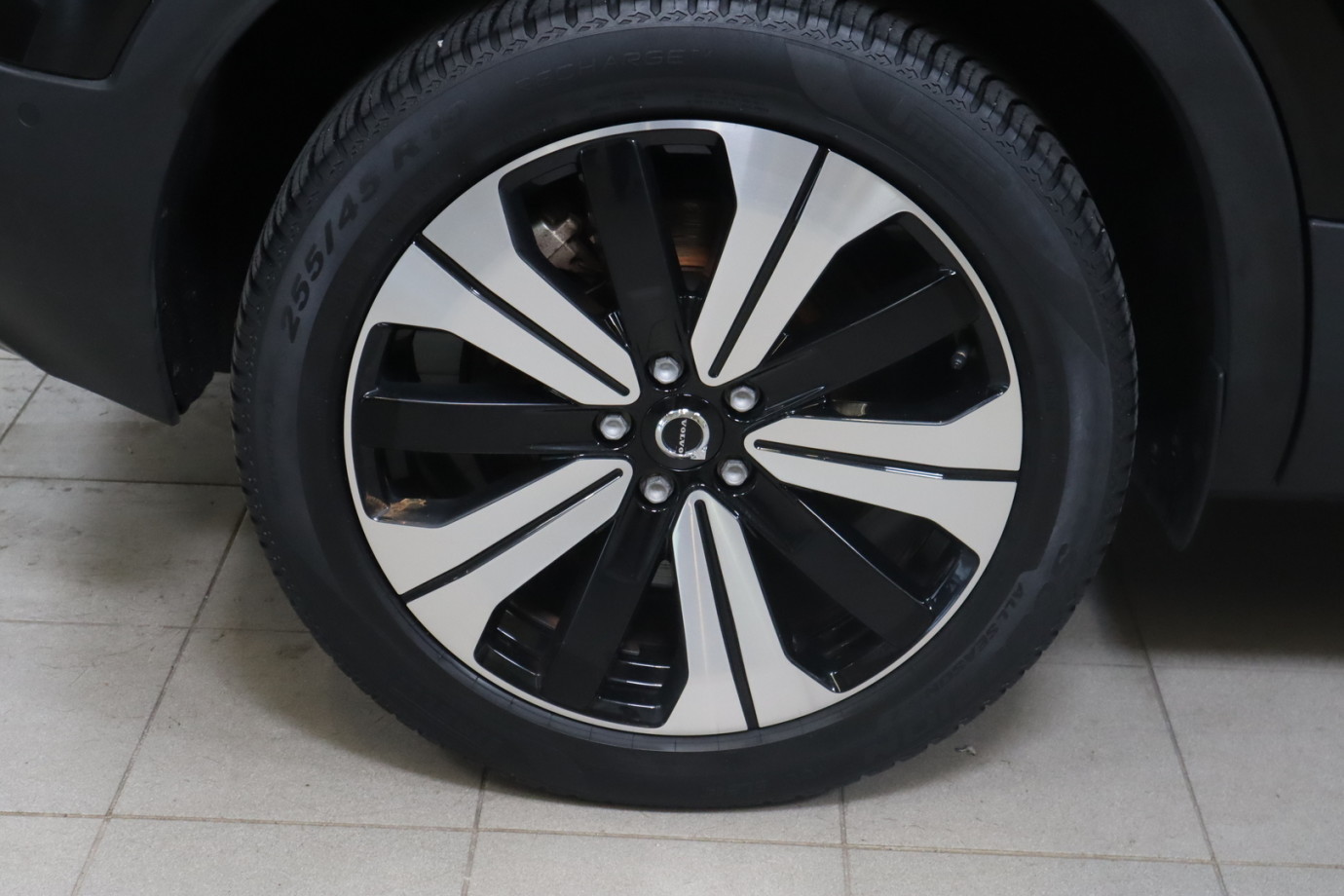 Esittelykuva VOLVO XC40 täyssähköautosta.