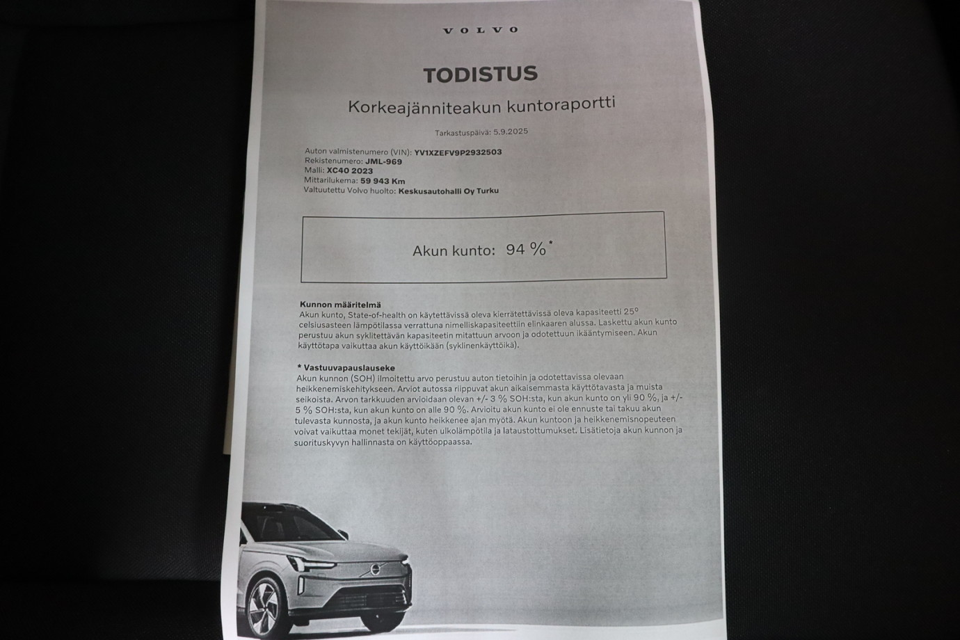Esittelykuva VOLVO XC40 täyssähköautosta.