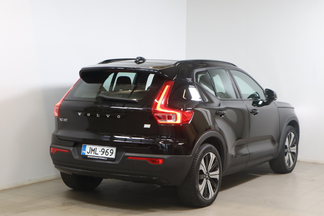 Esittelykuva VOLVO XC40 täyssähköautosta.