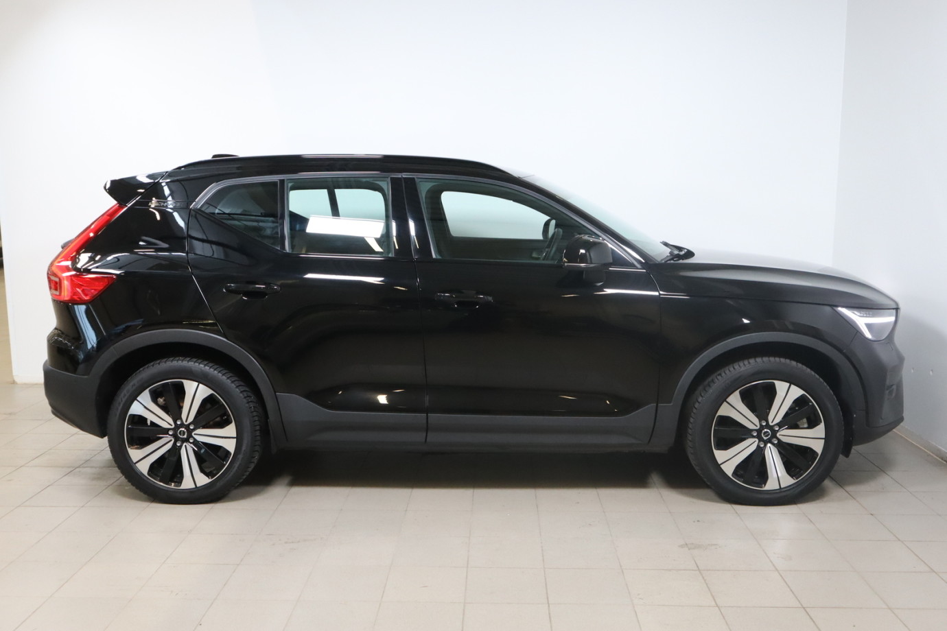 Esittelykuva VOLVO XC40 täyssähköautosta.