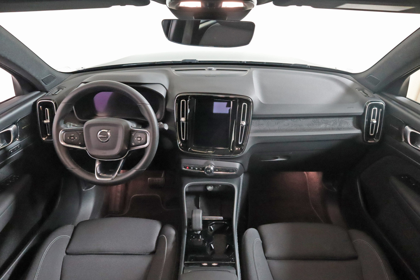 Esittelykuva VOLVO XC40 täyssähköautosta.