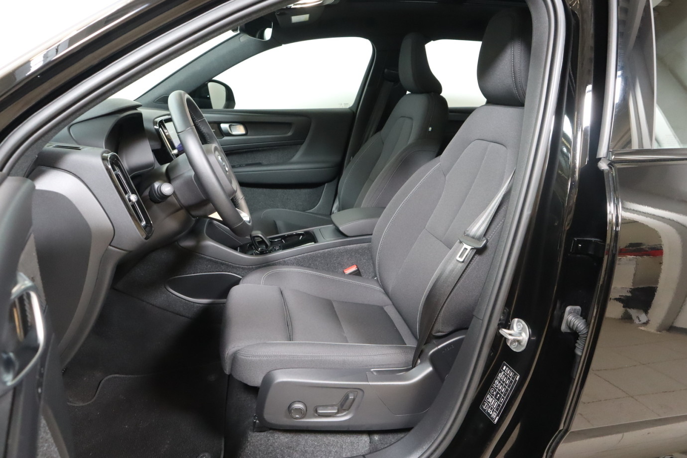 Esittelykuva VOLVO XC40 täyssähköautosta.