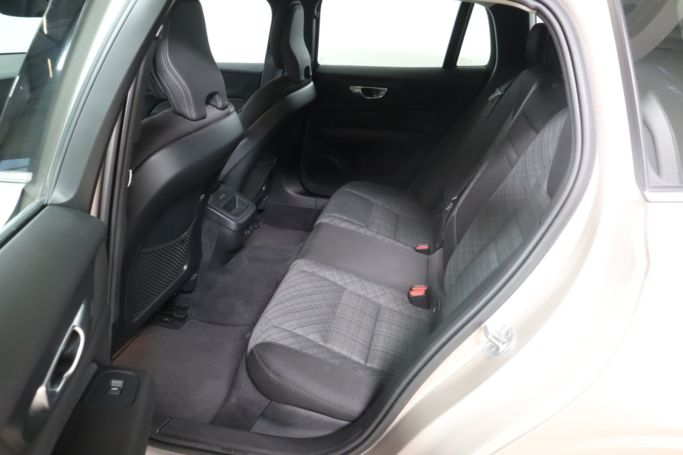 Esittelykuva VOLVO V60 bensiiniautosta.