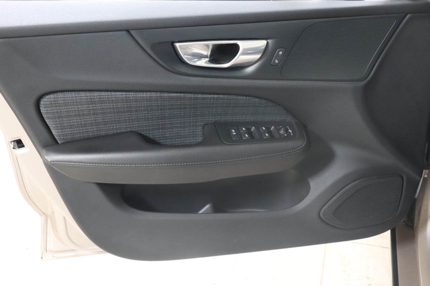 Esittelykuva VOLVO V60 bensiiniautosta.