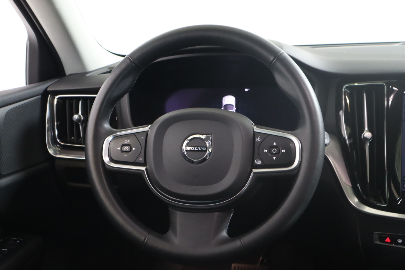 Esittelykuva VOLVO V60 bensiiniautosta.