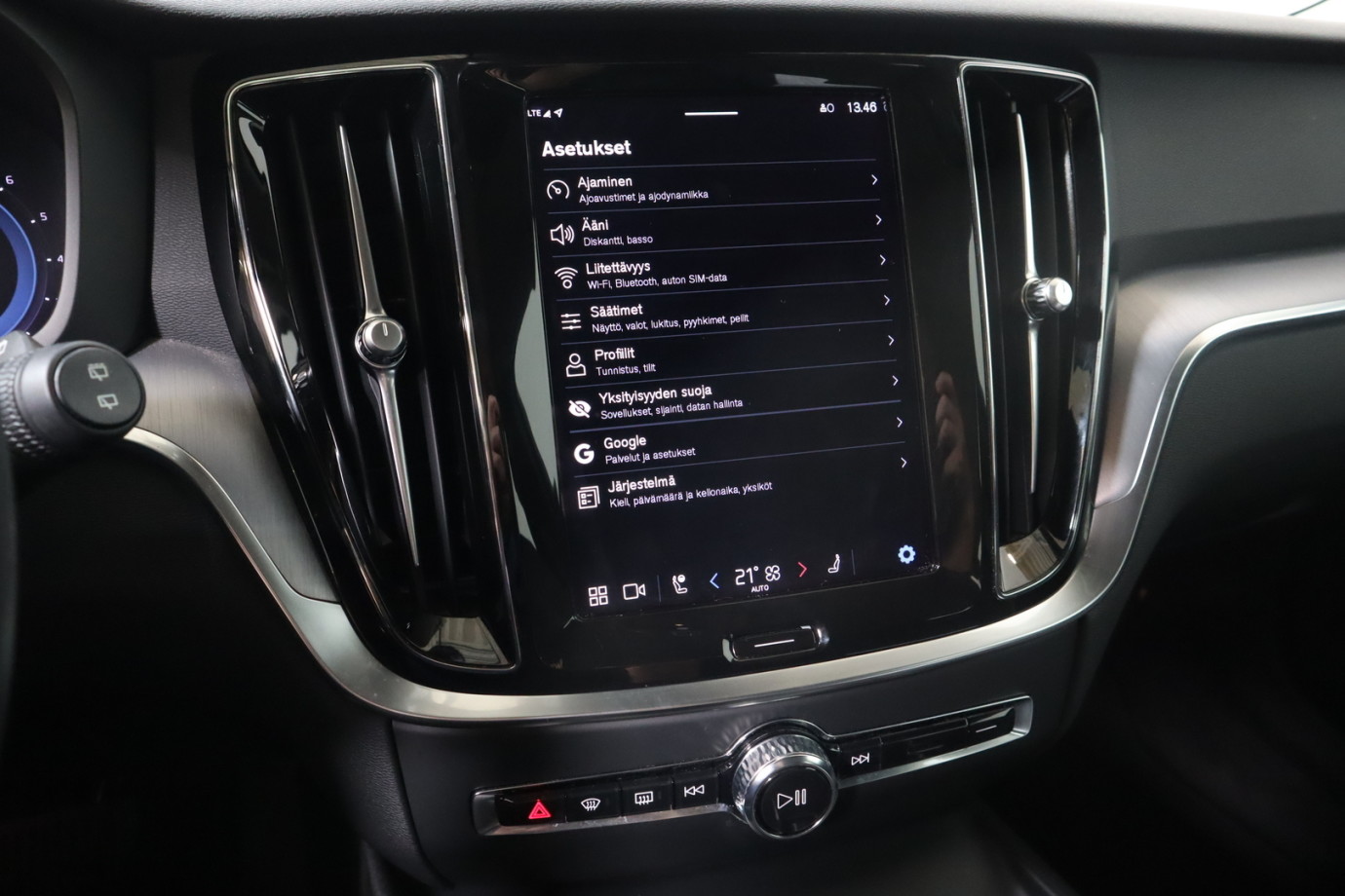 Esittelykuva VOLVO V60 bensiiniautosta.