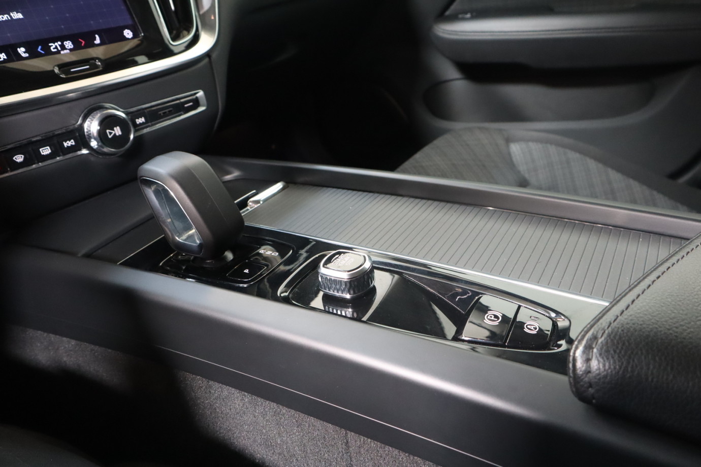 Esittelykuva VOLVO V60 bensiiniautosta.
