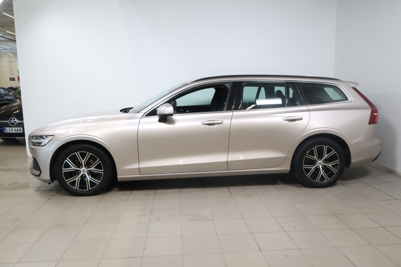 Esittelykuva VOLVO V60 bensiiniautosta.
