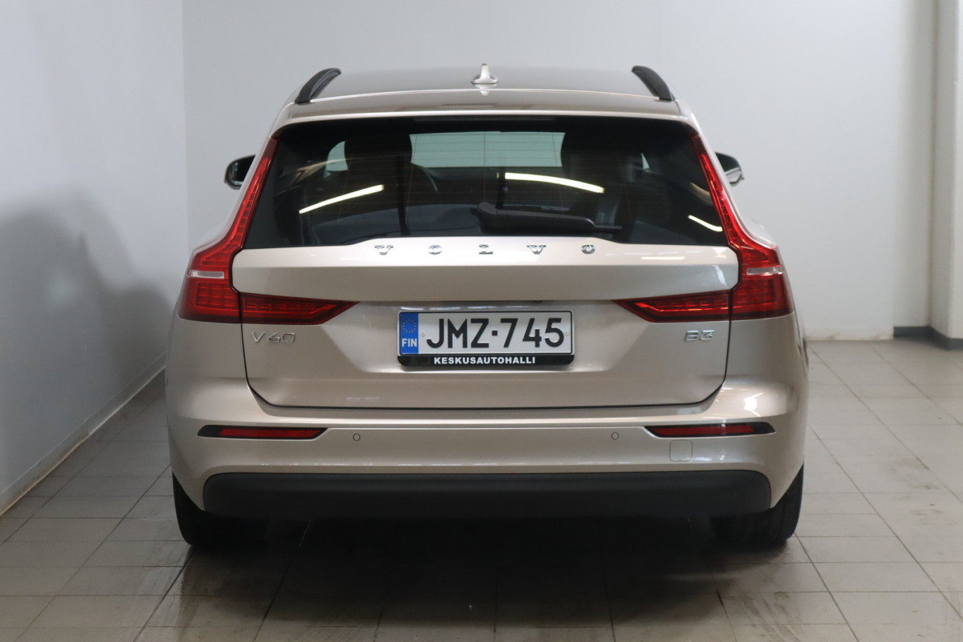 Esittelykuva VOLVO V60 bensiiniautosta.
