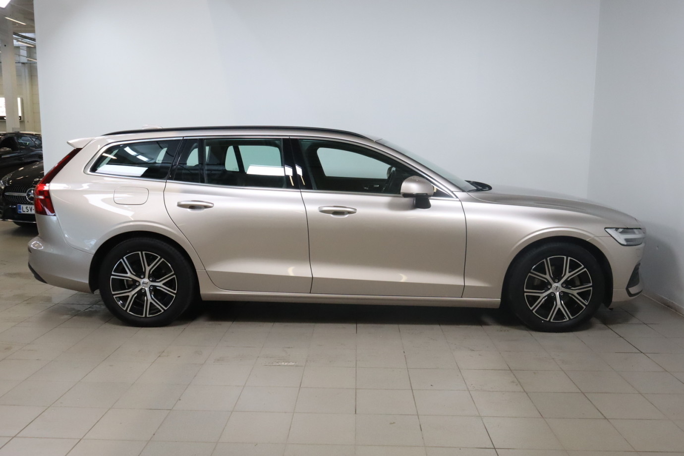 Esittelykuva VOLVO V60 bensiiniautosta.