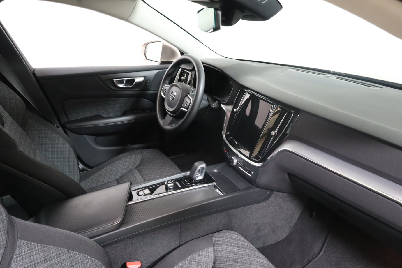 Esittelykuva VOLVO V60 bensiiniautosta.