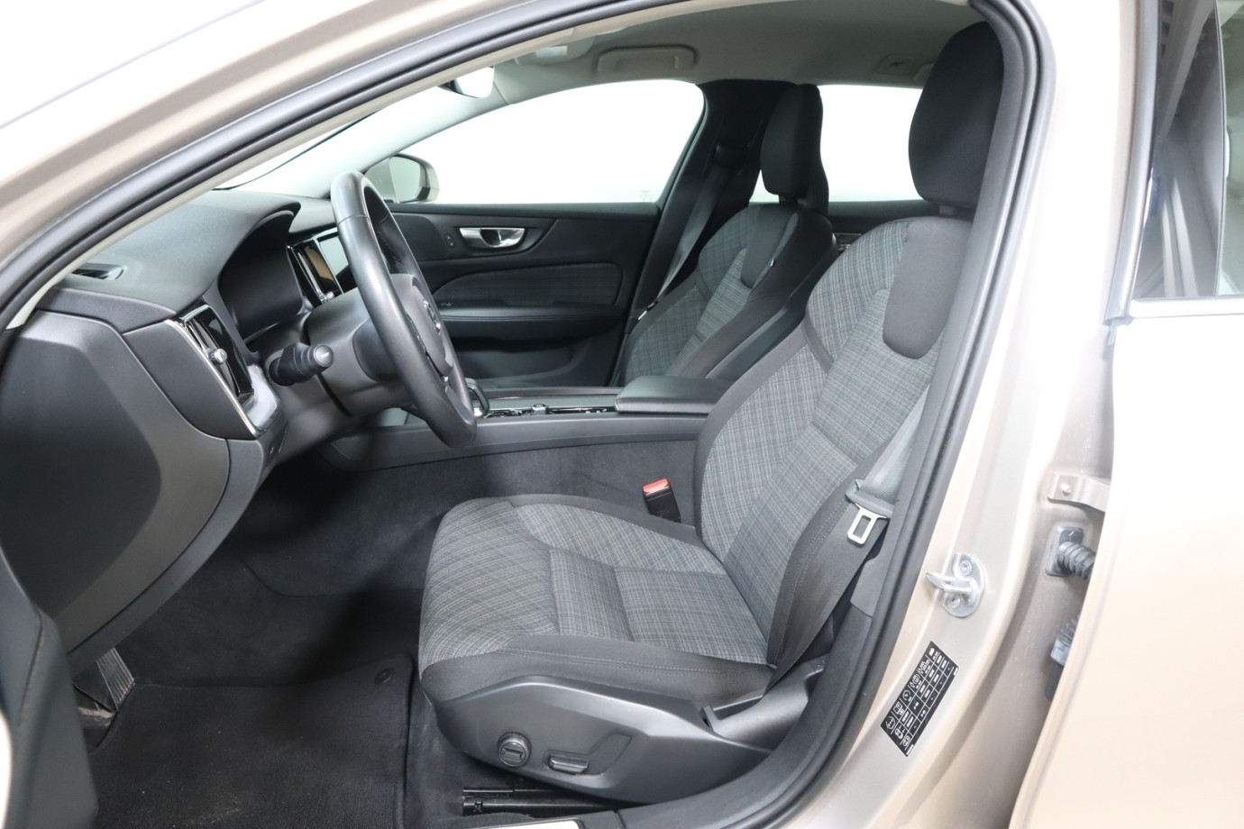 Esittelykuva VOLVO V60 bensiiniautosta.