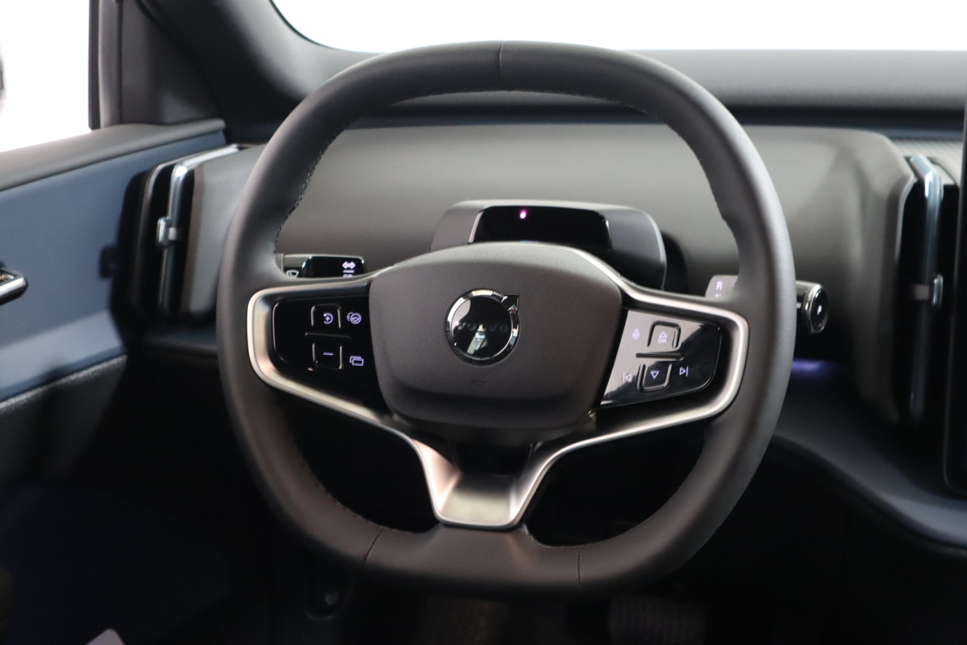 Esittelykuva VOLVO EX30 täyssähköautosta.
