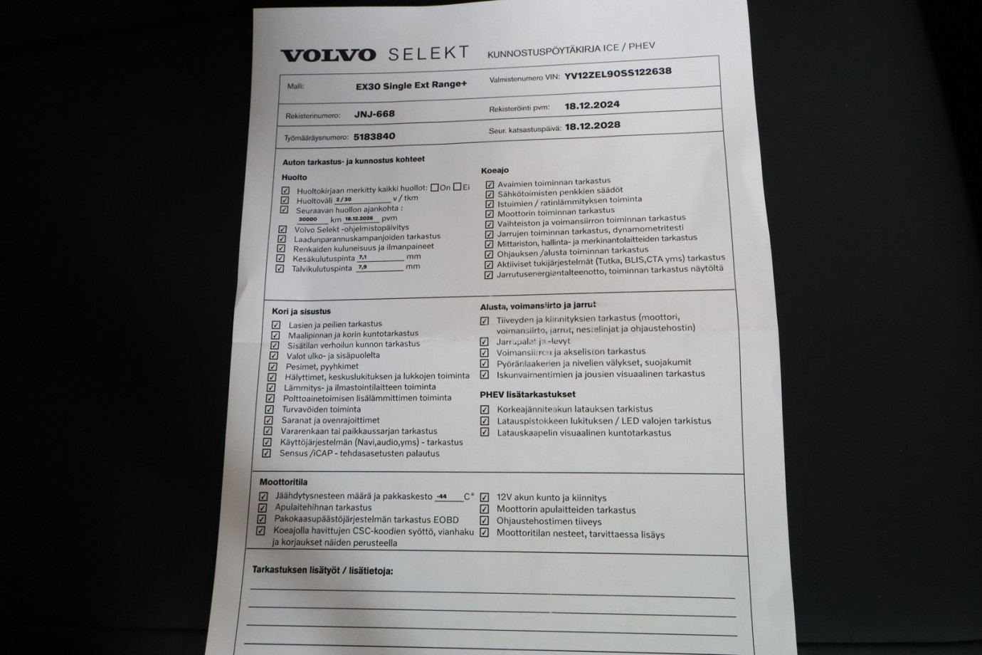Esittelykuva VOLVO EX30 täyssähköautosta.