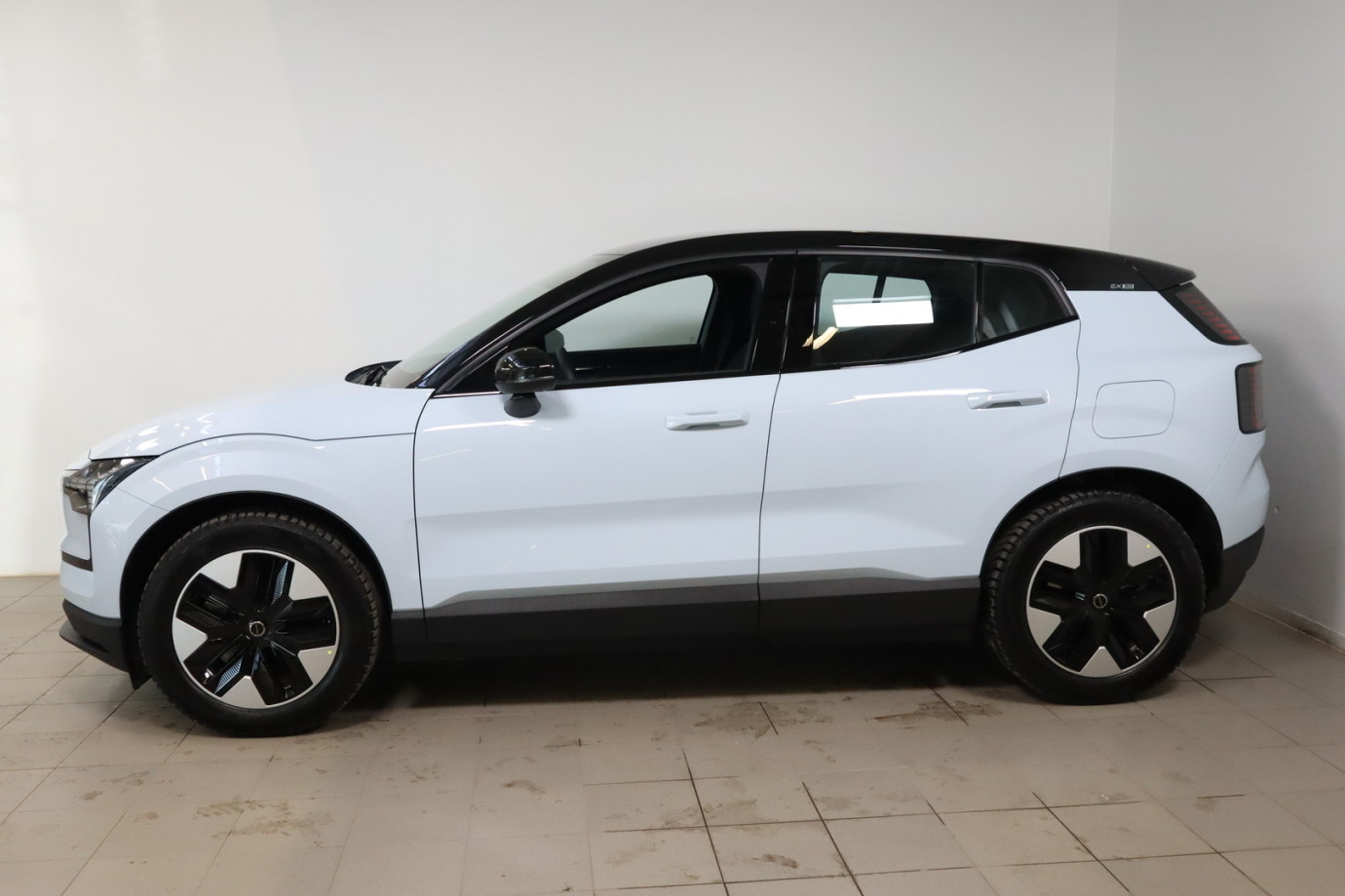 Esittelykuva VOLVO EX30 täyssähköautosta.