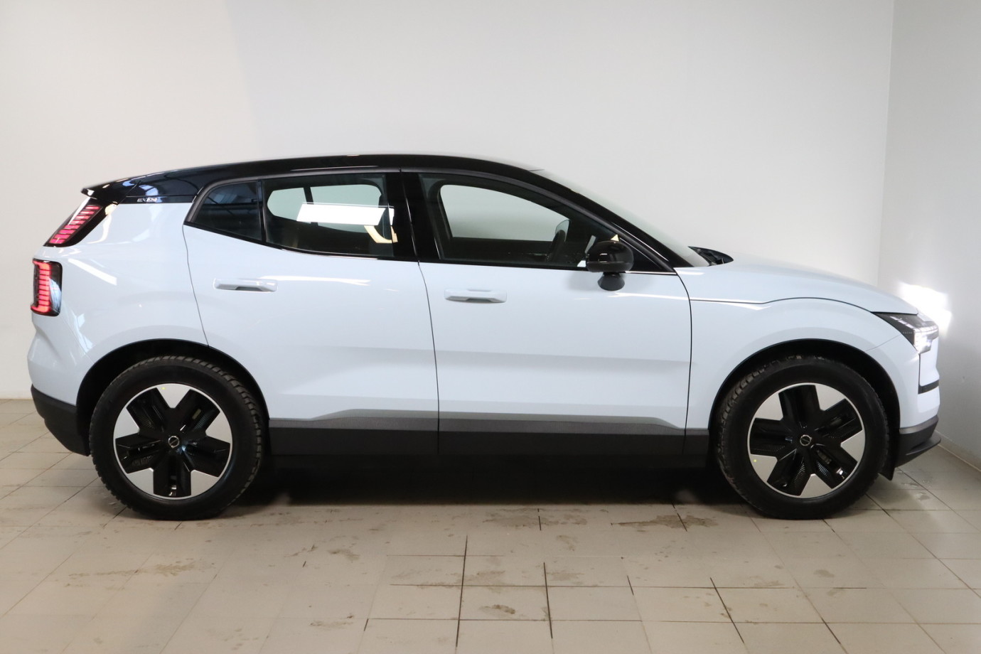 Esittelykuva VOLVO EX30 täyssähköautosta.