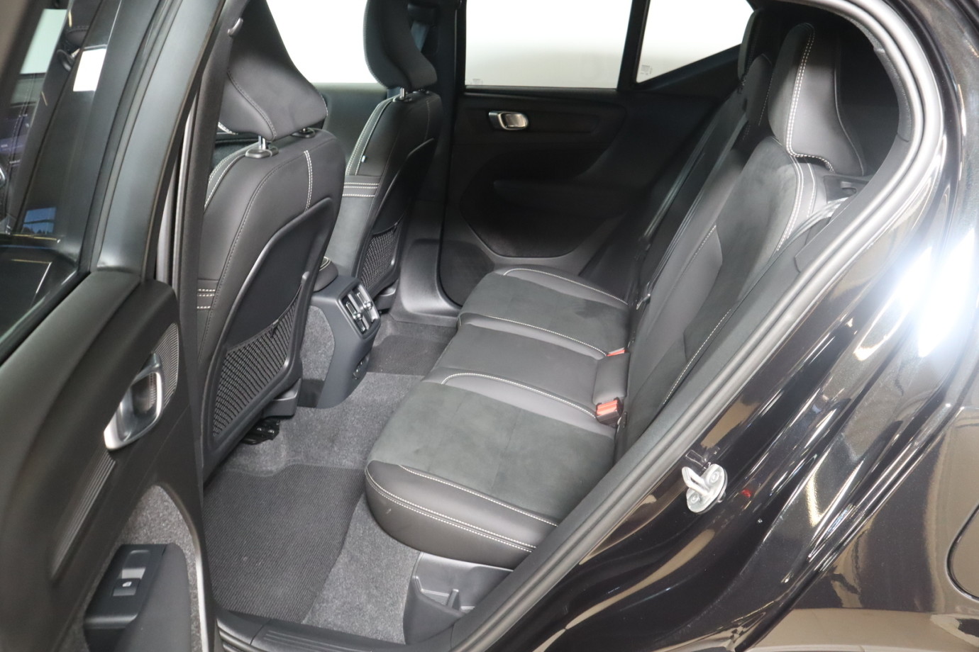 Esittelykuva VOLVO EX40 täyssähköautosta.