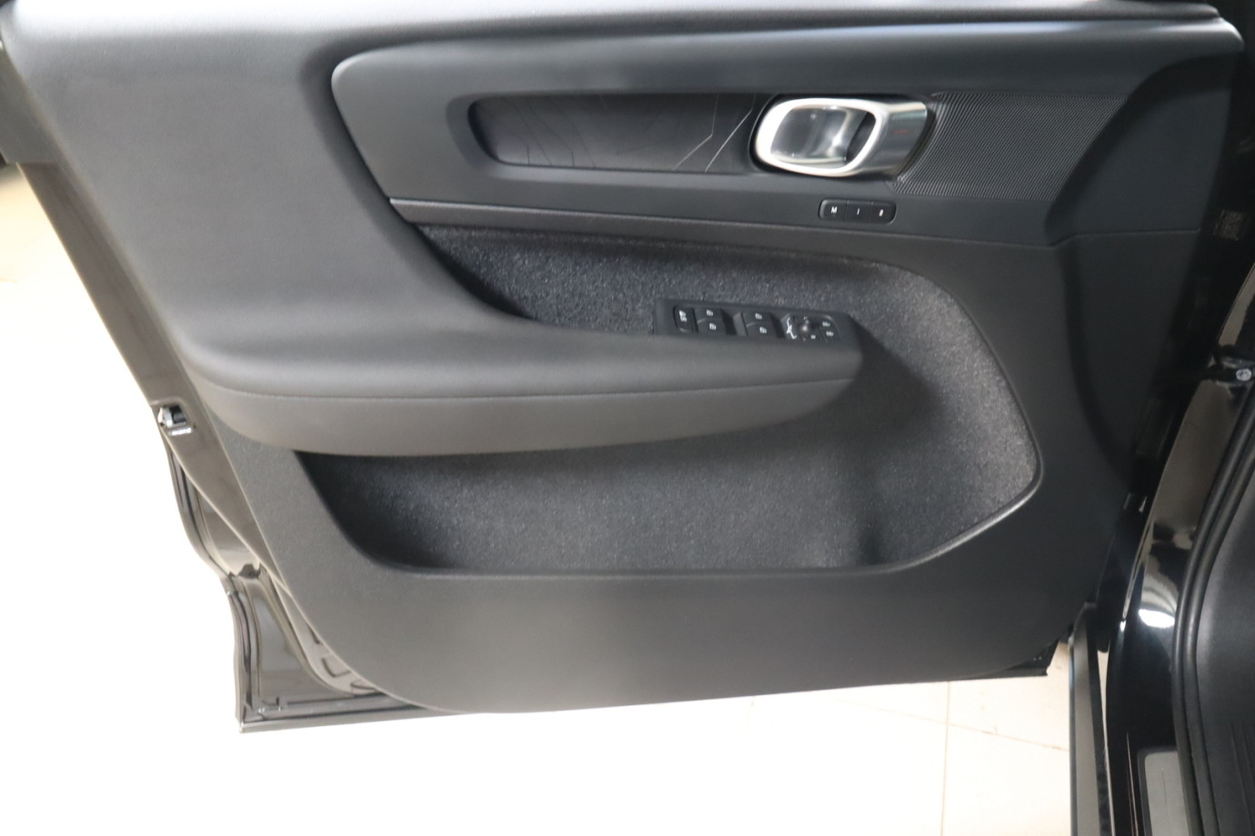 Esittelykuva VOLVO EX40 täyssähköautosta.
