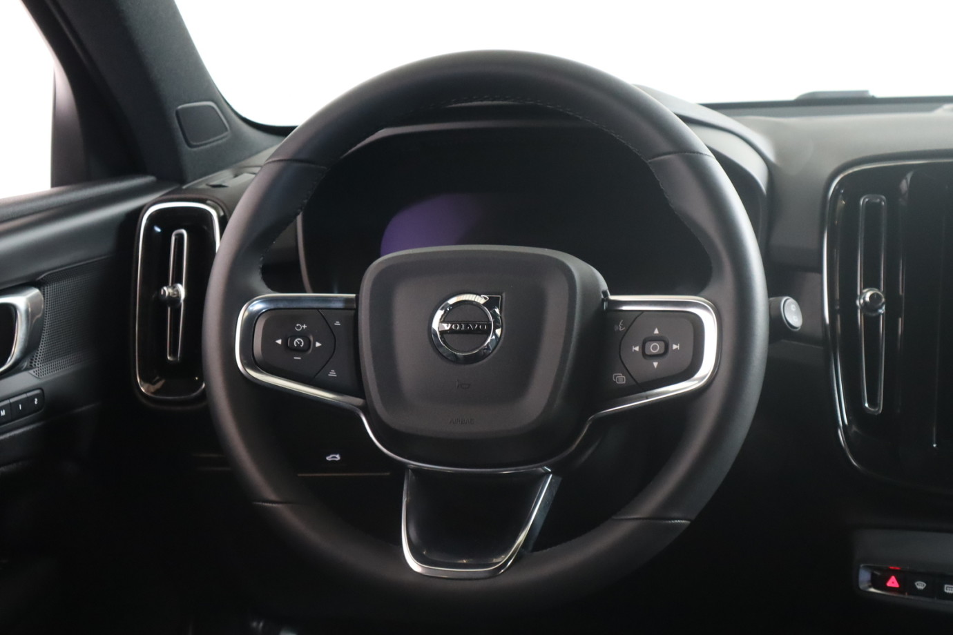 Esittelykuva VOLVO EX40 täyssähköautosta.