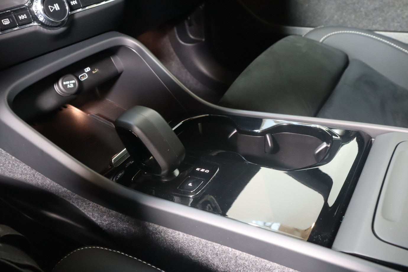 Esittelykuva VOLVO EX40 täyssähköautosta.