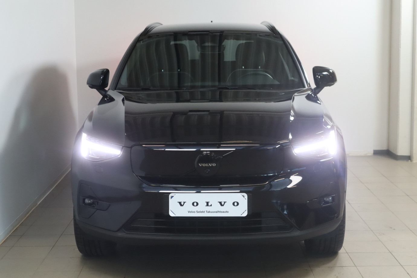 Esittelykuva VOLVO EX40 täyssähköautosta.